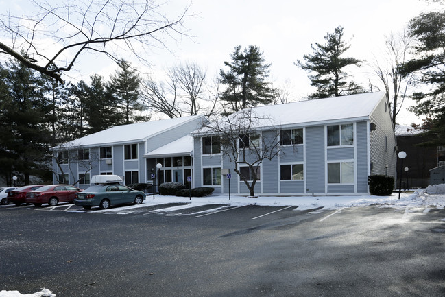 Village Gate Apartments in Nashua, NH - Building Photo - Building Photo