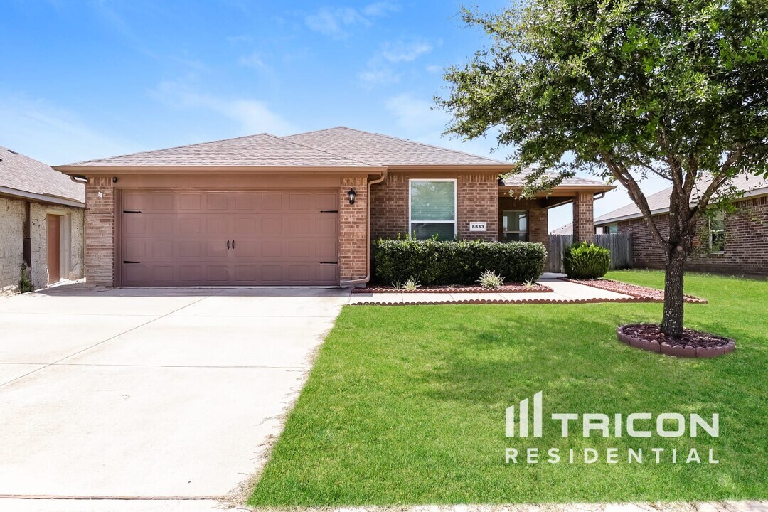 8833 Poynter St in Fort Worth, TX - Building Photo