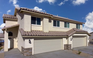 West Main Villas in Hesperia, CA - Foto de edificio - Building Photo