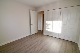 Stonebridge on Bothwell Drive in Strathcona County, AB - Building Photo - Building Photo