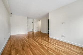 101 W 15th St in New York, NY - Building Photo - Building Photo