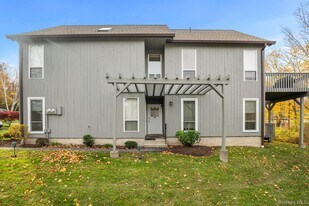 11 Woods Brooke Ln in Yorktown Heights, NY - Building Photo