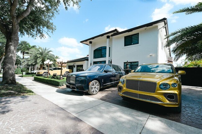 8450 NW 169th Ter in Miami Lakes, FL - Foto de edificio - Building Photo