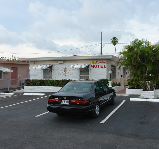 708-712 NE 5th St in Hallandale Beach, FL - Building Photo - Building Photo