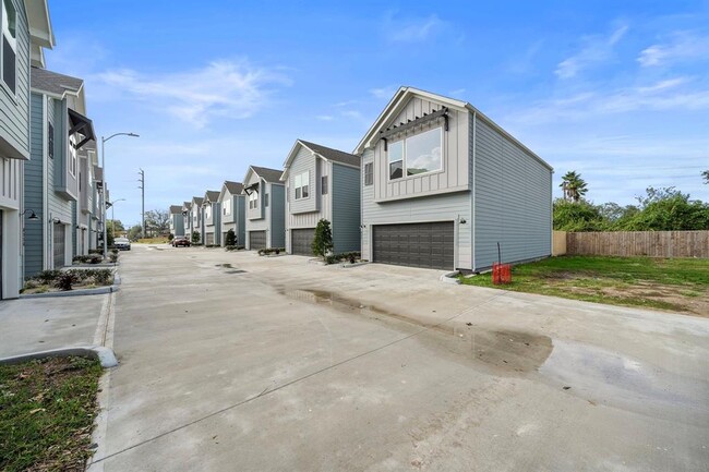 8121 Esther Acres Ln in Houston, TX - Foto de edificio - Building Photo