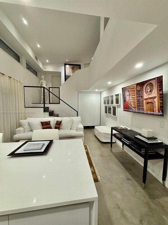 3596 Main Hwy in Miami, FL - Building Photo