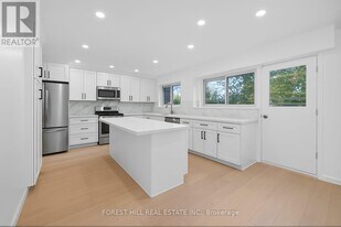 19 Candis Dr in Toronto, ON - Building Photo