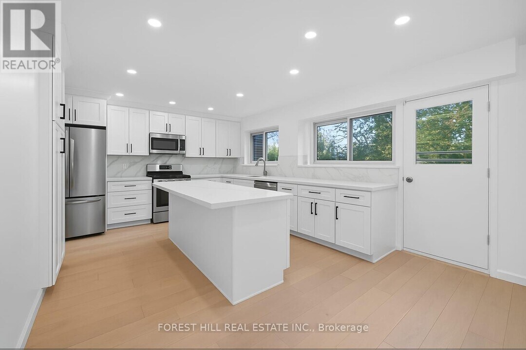 19 Candis Dr in Toronto, ON - Building Photo