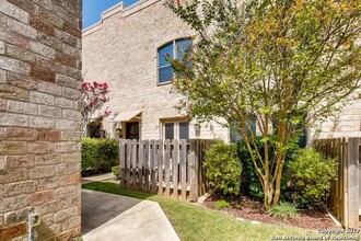 1202 S Flores St in San Antonio, TX - Foto de edificio - Building Photo