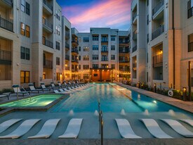 Lenox Oaks in Houston, TX - Building Photo