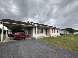1346 Nadenbousch Ln in Martinsburg, WV - Building Photo