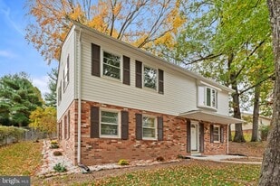 13719 McGill Dr in Chantilly, VA - Building Photo