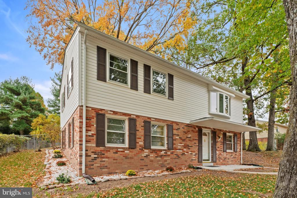 13719 McGill Dr in Chantilly, VA - Building Photo