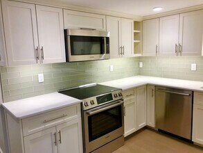 73 Chestnut St in Weston, MA - Building Photo - Building Photo