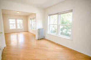 3927 N Pine Grove Ave, Unit 3924-G in Chicago, IL - Building Photo