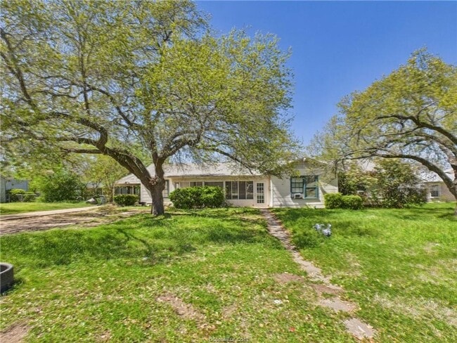 LATE JULY MOVE IN!  Adorable 3 Bedroom 2 Bathroom House in Bryan, TX - Building Photo - Building Photo