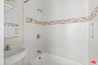 1233 Barry Ave in Los Angeles, CA - Foto de edificio - Building Photo