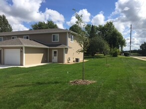 Wedgewood Cove Townhomes in Albert Lea, MN - Building Photo - Building Photo