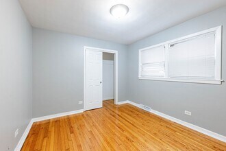 7637 S Essex Ave in Chicago, IL - Building Photo - Building Photo