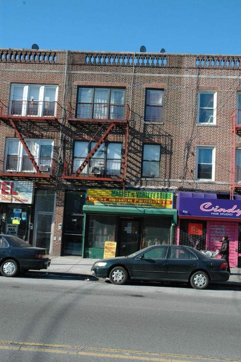 958 Utica Ave in Brooklyn, NY - Foto de edificio