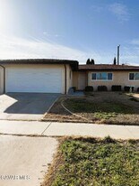 45303 Lorimer Ave in Lancaster, CA - Building Photo