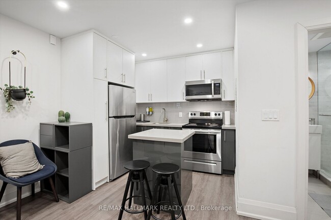 595 St Clair Ave W in Toronto, ON - Building Photo - Building Photo