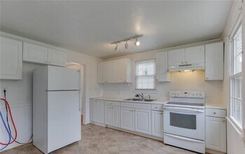 106 Hodges Manor Rd in Portsmouth, VA - Building Photo - Building Photo