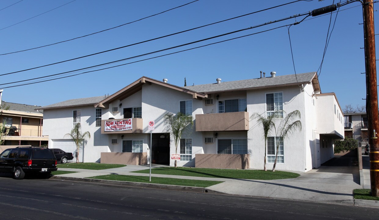 7230 Independence Ave in Canoga Park, CA - Building Photo