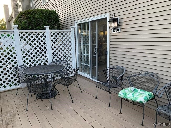 1701 Forest Edge Dr in East Amherst, NY - Building Photo - Building Photo