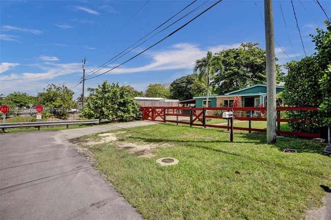 7245 S Waterway Dr in Miami, FL - Building Photo - Building Photo