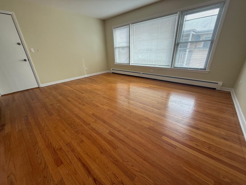 5838 W Montrose Ave in Chicago, IL - Building Photo