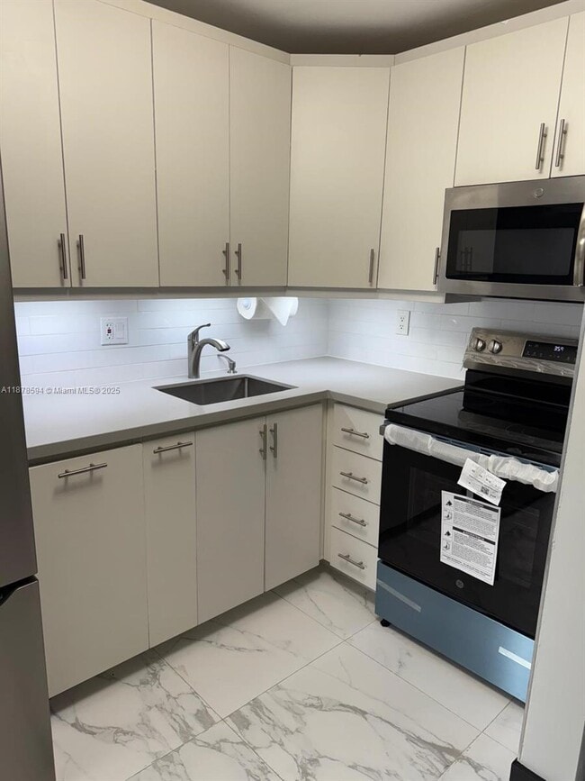 6921 SW 129th Ave, Unit 06 in Miami, FL - Building Photo - Building Photo