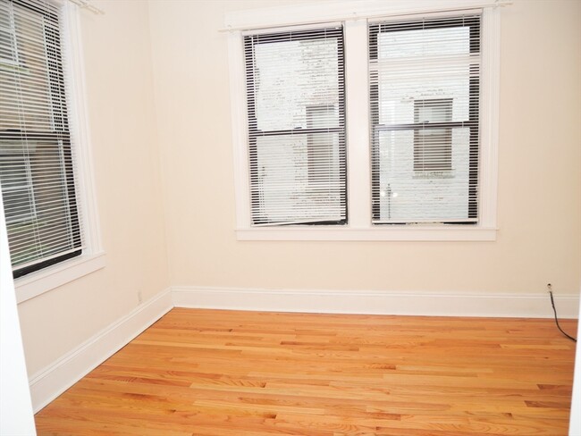 7 Naples Rd, Unit 7 in Brookline, MA - Building Photo - Building Photo