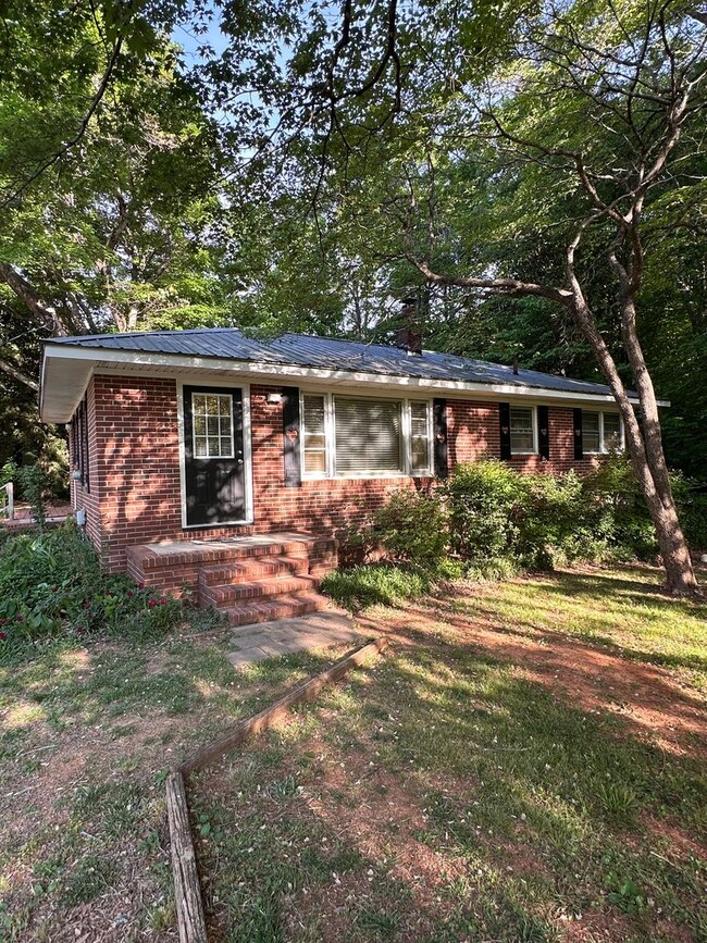 property at 122 N Oak St