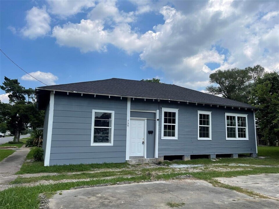 755 Elgie St in Beaumont, TX - Building Photo