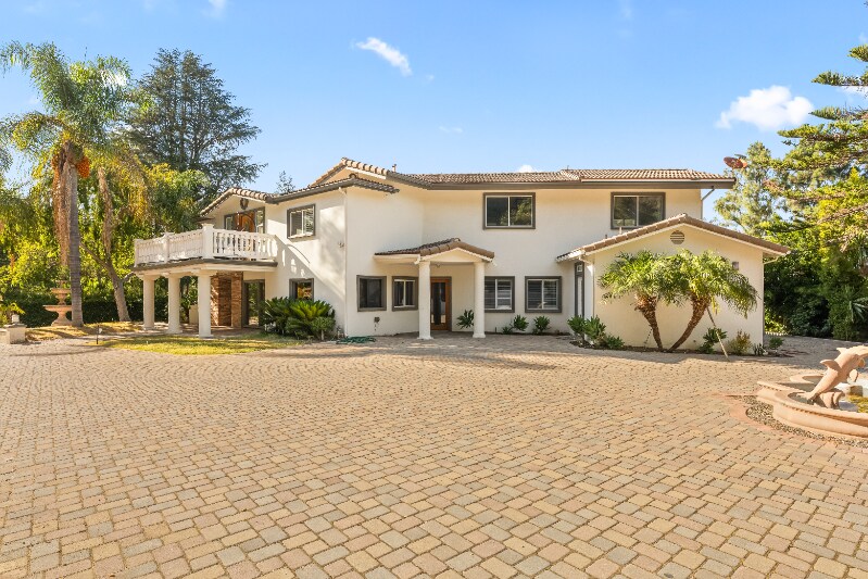 3200 Oakley Dr in Los Angeles, CA - Building Photo