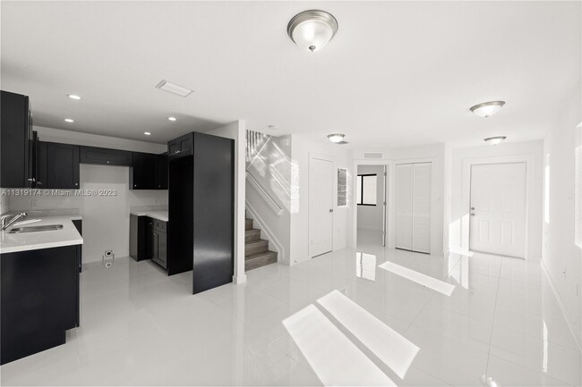 2243 NW 50th St in Miami, FL - Building Photo - Building Photo
