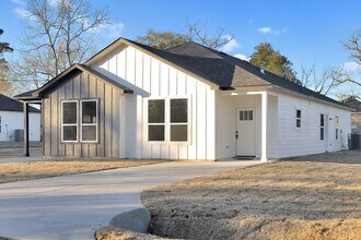 104 Runnels St in Willis, TX - Building Photo - Building Photo