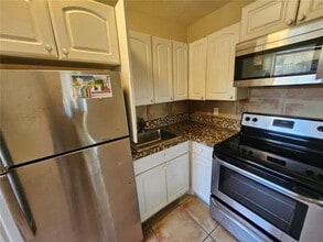 118 NW 8th Ave, Unit REAR in Dania Beach, FL - Building Photo - Building Photo