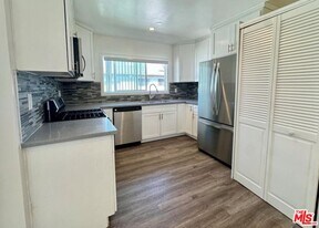 2040 S Sherbourne Dr in Los Angeles, CA - Building Photo