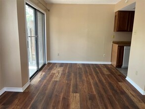 8408 Lyndon Ln in Austin, TX - Foto de edificio - Building Photo