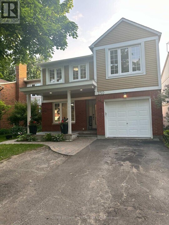 250 Equestrian Dr in Ottawa, ON - Building Photo