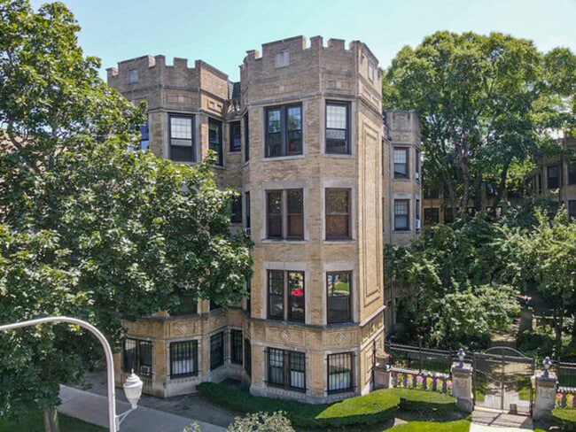 property at 1215 W Lunt Ave
