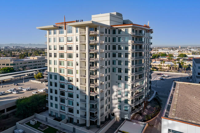 Residences at 2211 Camelback in Phoenix, AZ - Building Photo - Building Photo