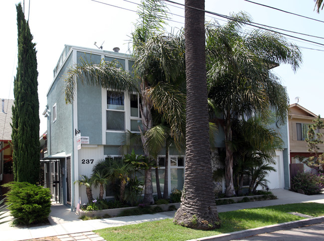 237 Kennebec Ave in Long Beach, CA - Building Photo - Building Photo