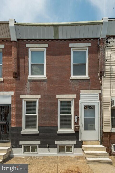 2312 S Hutchinson St in Philadelphia, PA - Building Photo
