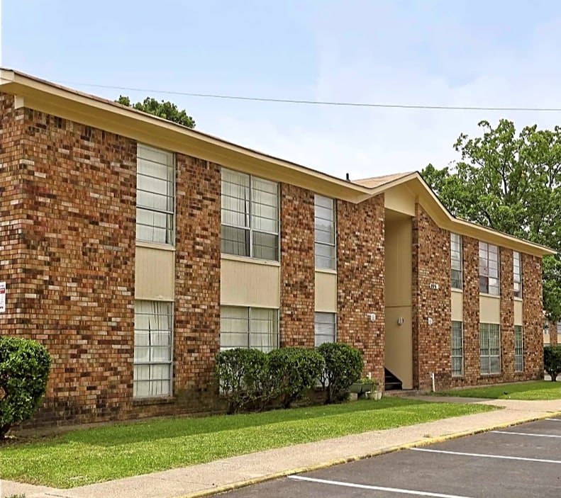 Pines Apartments in Shreveport, LA - Building Photo