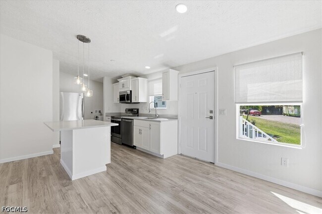 730 Chippewa Trail in Fort Myers Beach, FL - Building Photo - Building Photo