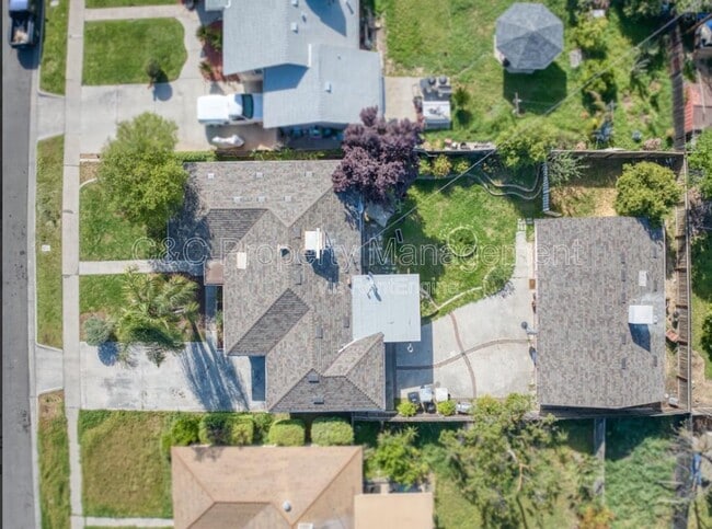 1222 W Saginaw Way in Fresno, CA - Building Photo - Building Photo