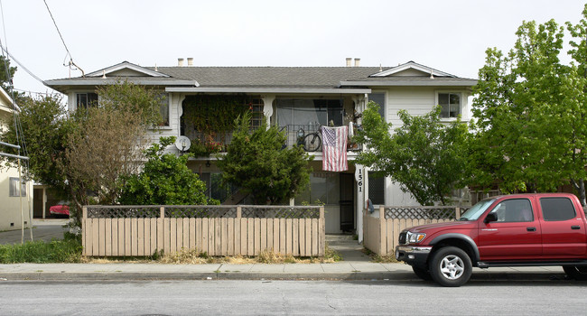 1561 Gordon St in Redwood City, CA - Building Photo - Building Photo